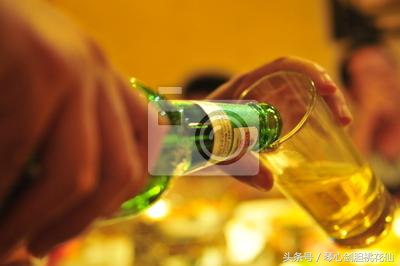 倒啤酒起泡沫的方法,倒啤酒的时候泡沫多怎么办
