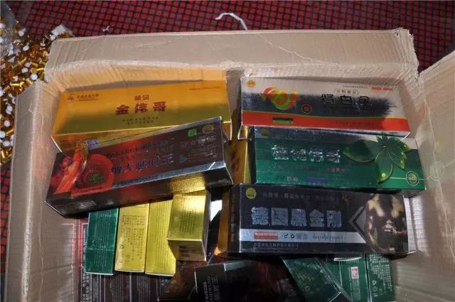 12人涉嫌贩卖毒品案受审,21名犯罪嫌疑人被一举抓获都有谁