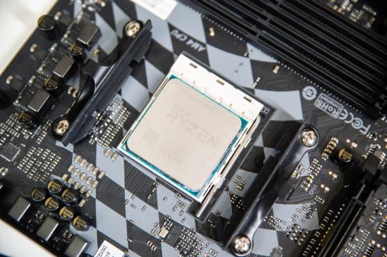 不能去现场看决赛？也许你应该组建一台看球神器