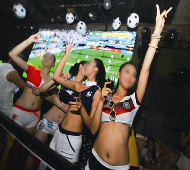 千朝浪屿水上乐园夜场视频,千朝浪屿水世界夜场好玩吗