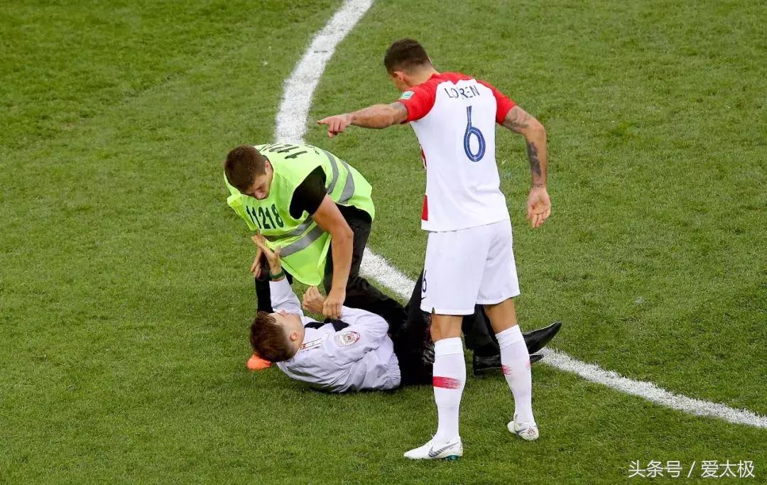 法国队2018夺冠拿大力神杯,2018世界杯法国举起大力神杯