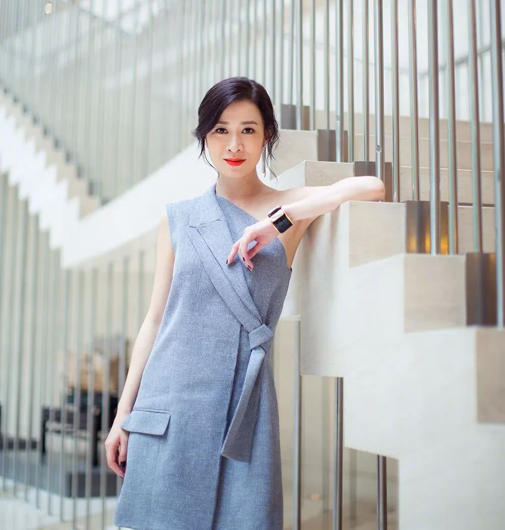 有钻石剩女之称的她，撩遍了香港男神，亲力亲为开跑车买电饭锅