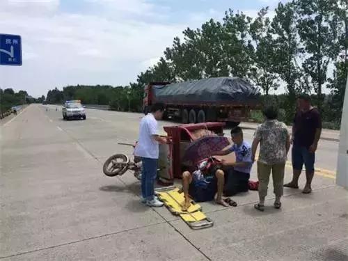 江西“撑伞哥“火了！这张照片，在朋友圈热传！公安部也点赞