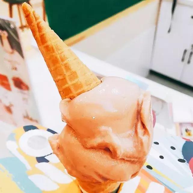 只活5分钟的短命冰激凌，花椒味PK咸蛋黄味，谁更好吃？