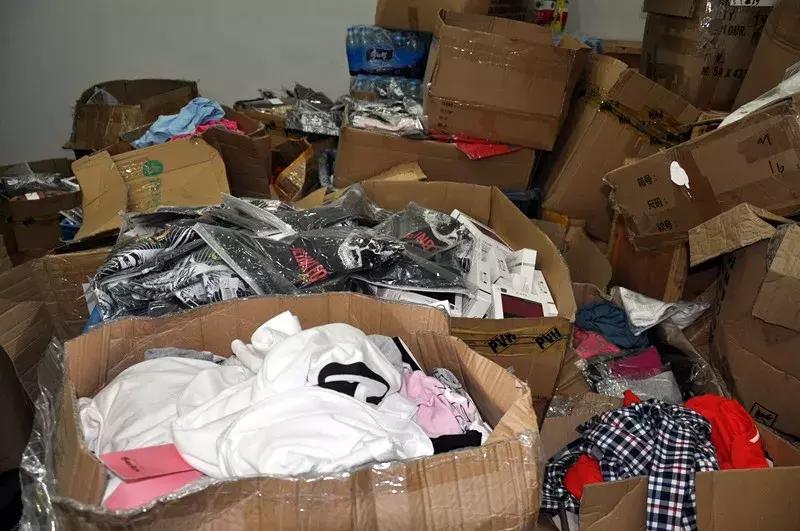 burberry琛f湇鍋囪揣,burberry琛f湇鐪熷亣