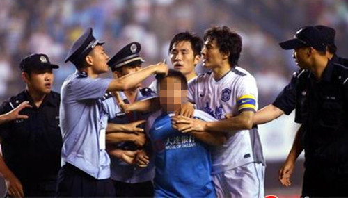 足球赛上打裁判,足球最激烈的比赛中国球迷群殴