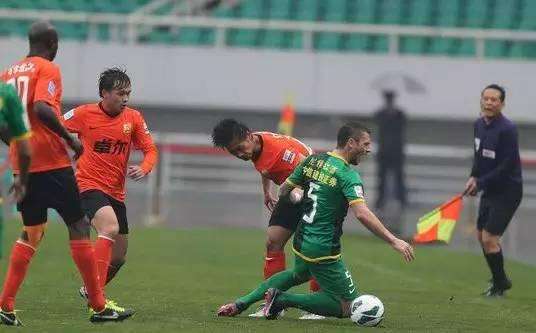 外援首秀被踹进救护车,看完这些恶犯以后中国踢球要穿防弹衣了?