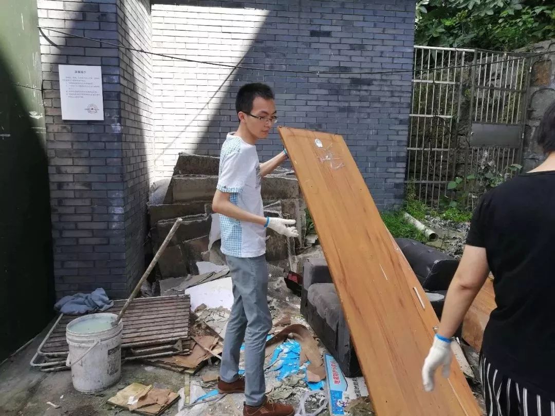 今天，有人在馒头山社区玩起了“快闪”……