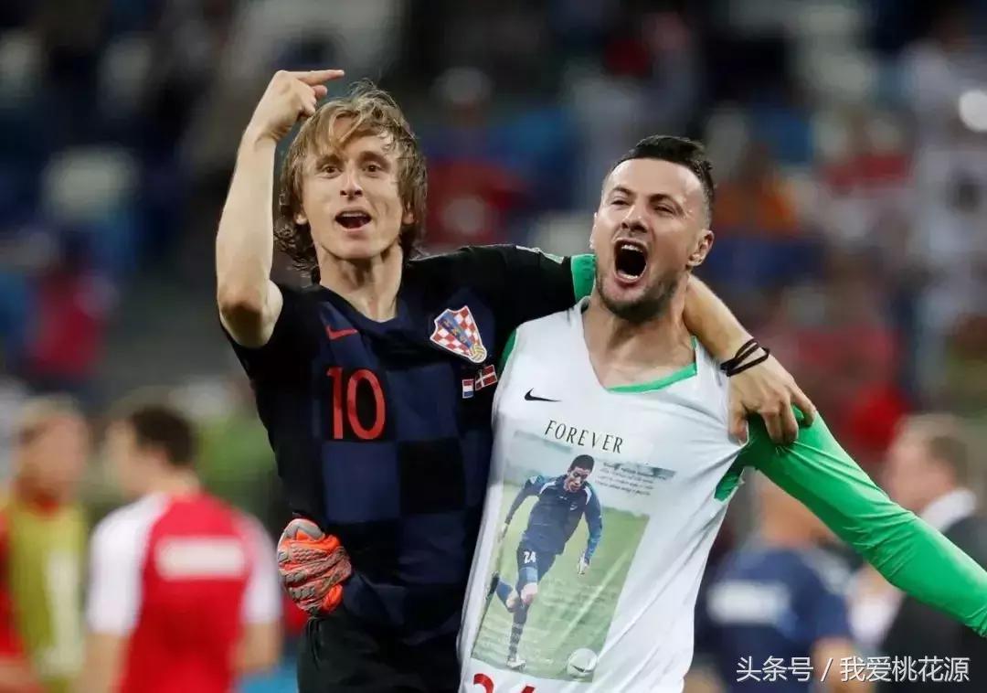 克罗地亚人脱下衣服震惊朋友圈：没有奇迹，只有普通人的含泪奔跑