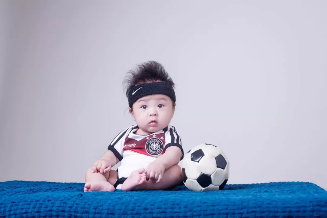 发宝贝踢足球照片的朋友圈,孩子踢足球得奖发朋友圈