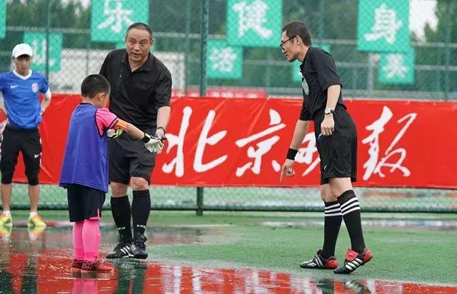 北京百队杯足球赛程多长时间,雨水浇不灭热情
