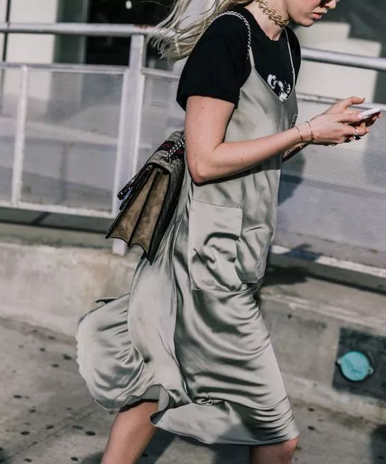 年终了到处都是促销价,年底的商品降价