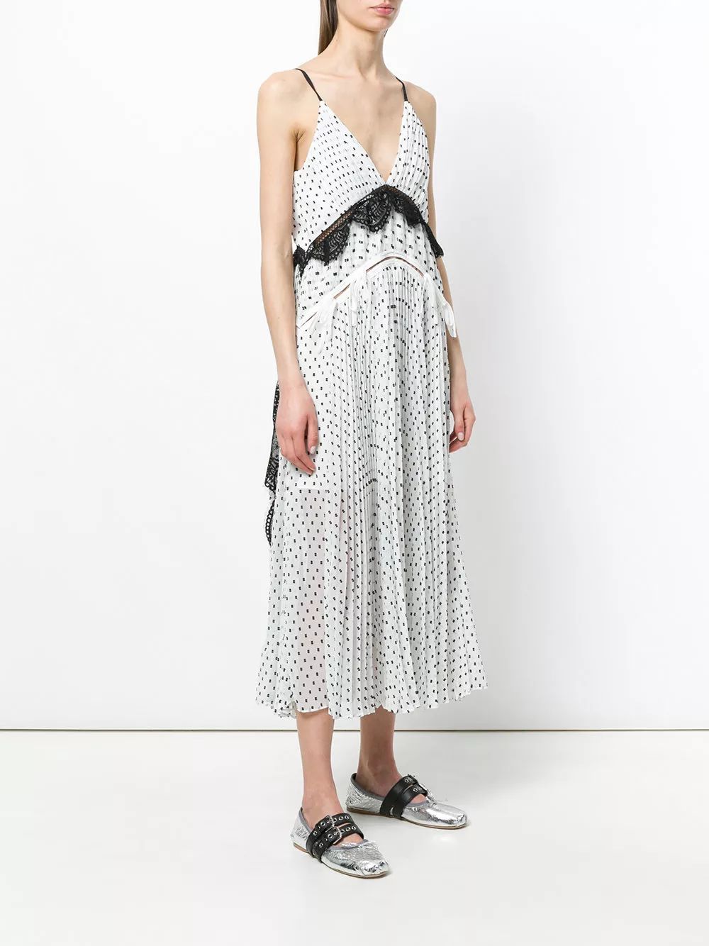 年终了到处都是促销价,年底的商品降价