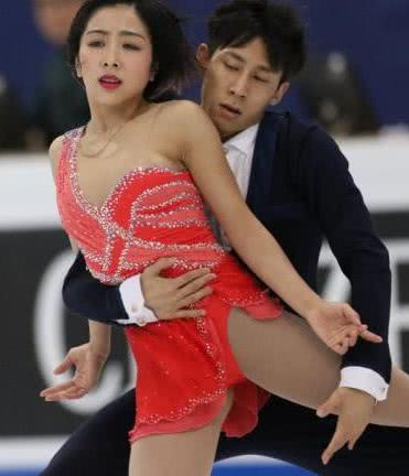 花样滑冰“尴尬”害羞瞬间，摄影师无死角*拍偷**，网友看完不高兴了