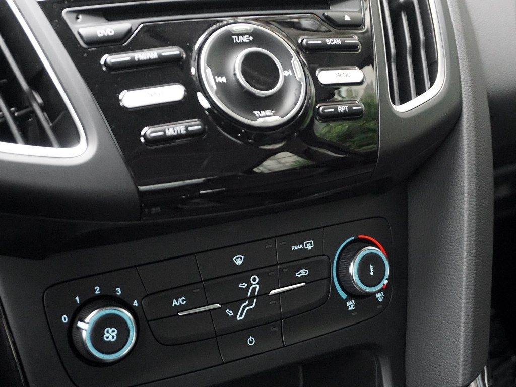 福特福克斯三厢2021款stline试驾,福克斯active降价5万