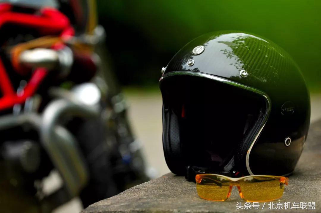 TORC碳纤复古盔确实有点不一样、材质、做工都不错、颜值也可以