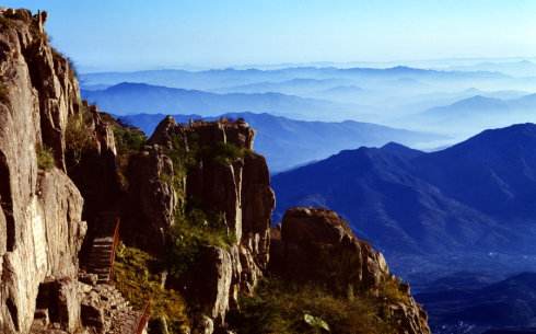 望岳杜甫写出泰山高峻的诗句,杜甫的望岳哪句写泰山的高大雄伟