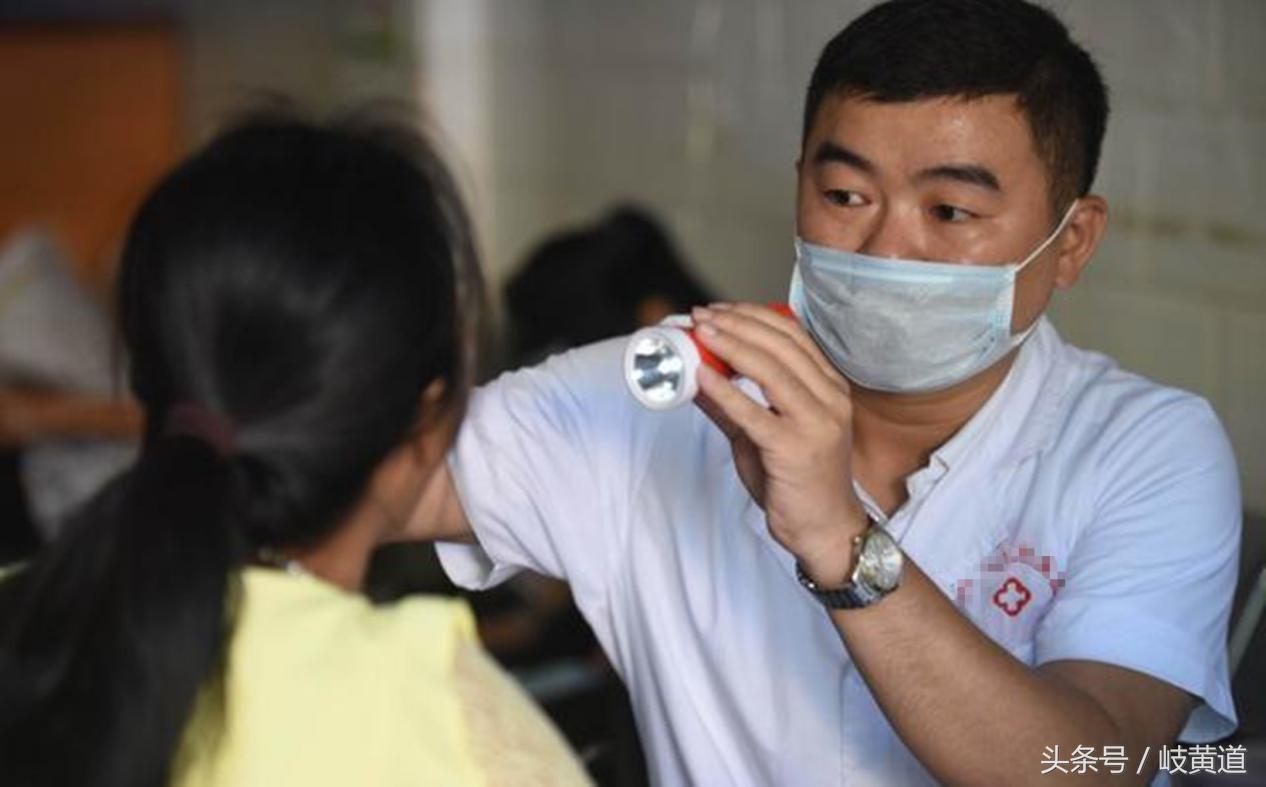 女生胳膊肿了图片,女性胳膊腿肿怎么回事