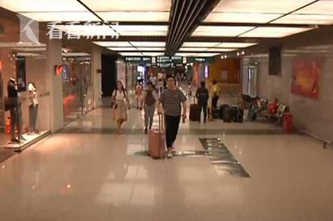 男子躲女厕趴地偷窥被抓现行,男子半年偷女租客18次