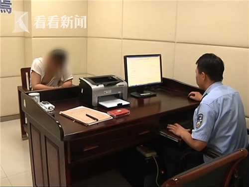 男子躲厕所拿镜子*窥偷**女租客竟连小伙子也不放过