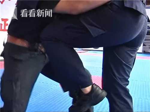 男子躲厕所拿镜子*窥偷**女租客竟连小伙子也不放过