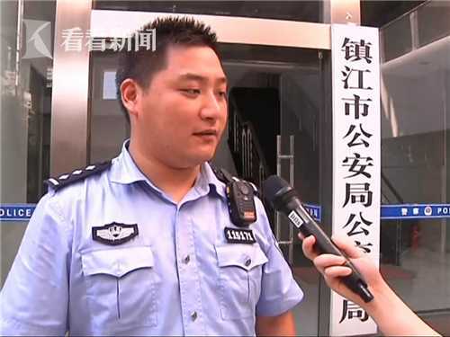 男子躲厕所拿镜子*窥偷**女租客竟连小伙子也不放过