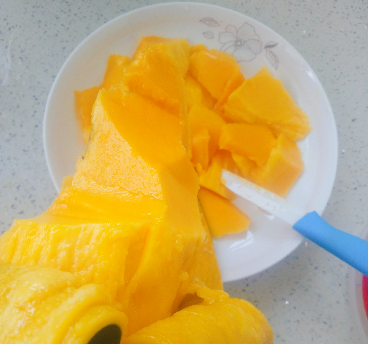 芒果的切法怎么切能让芒果好吃,大芒果简单切好看