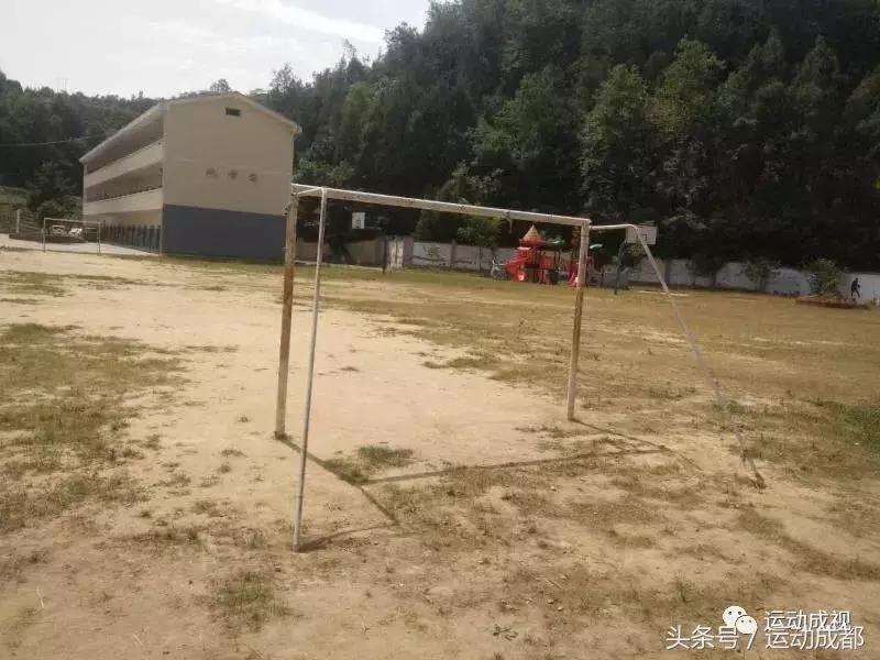 泥潭中的足球梦四川山区小学生“踢”出一片绿茵地