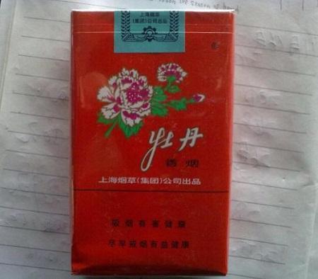 这款香烟价格不高，老烟民却都认准它，在心中的地位胜过中华