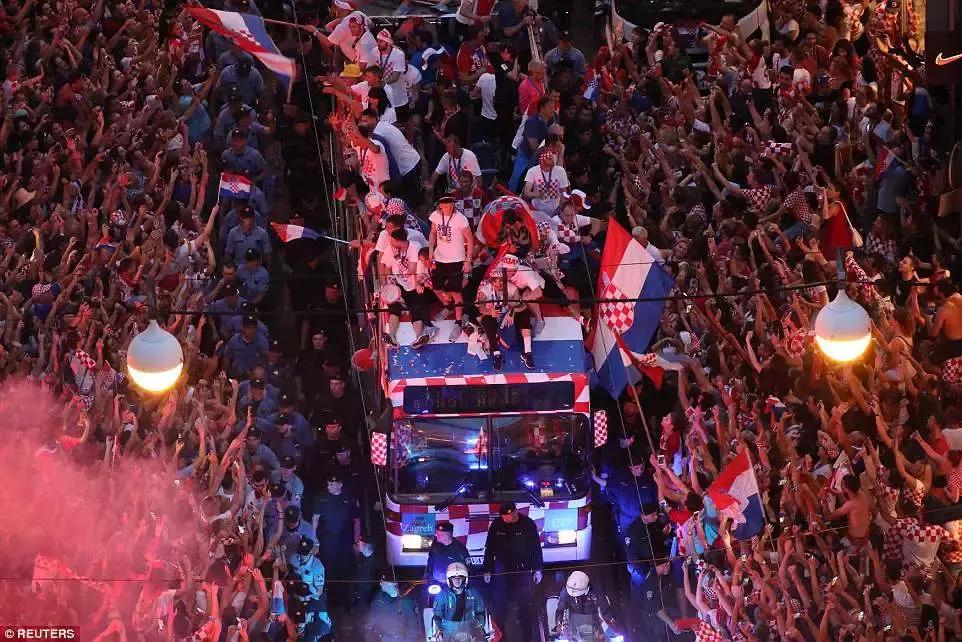 战机护航直播,克罗地亚首都数万球迷狂欢庆祝