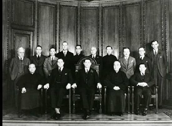 一位戏精老板，一场资本运作的神迹