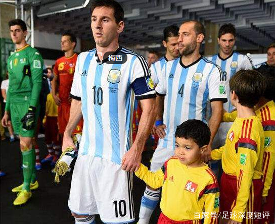 为什么球员进场牵小孩,球员为什么牵着球童