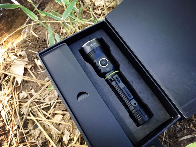 一射就是一大片，务本A214200流明直充强光手电实测