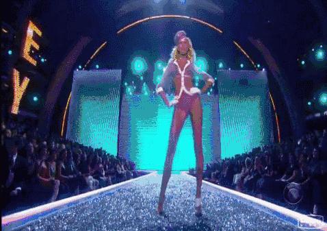 模特t台走秀跌倒视频,模特t台摔倒看着都疼