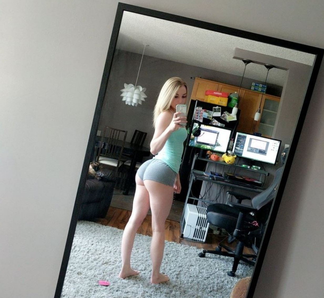 白人女子骂亚裔小伙,白人大骂亚裔女子