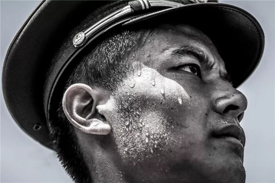 中国军人的身躯究竟背负着怎样的责任和使命?这几张图片告诉你!