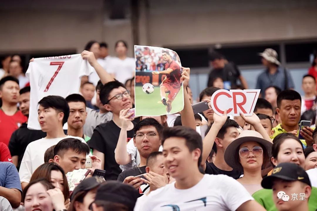 足球赛场和梅西击掌的小伙,小球童和c罗击掌后的反应