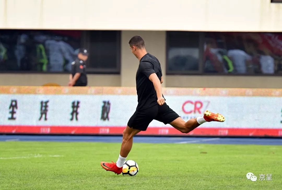 球迷冲入球场拥抱c罗击掌,小球童和c罗击掌后的反应