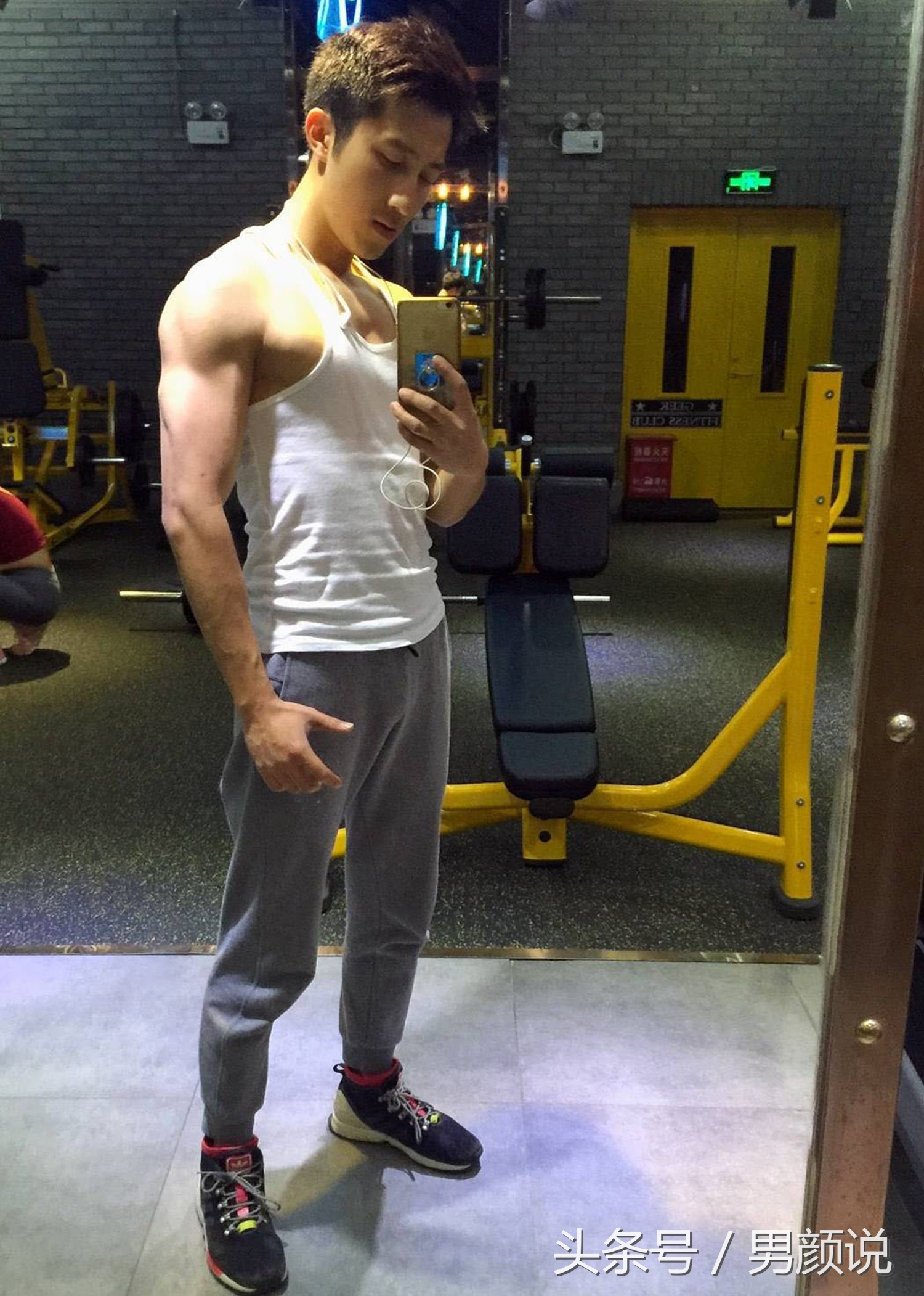 你们说现在的男艺人太阴柔，那这位肌肉帅哥怎么样？