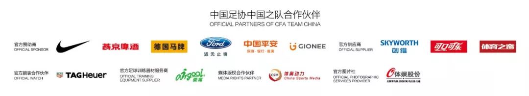 c罗北京校园足球比赛,c罗现身街头和一位小男孩踢球