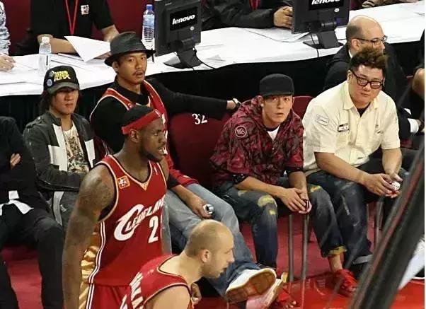 夏天鞋子可以当拖鞋穿的,可以当拖鞋也可以当板鞋穿