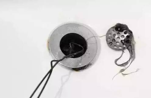 马桶堵了别着急一双筷子解决问题,马桶堵了要不要拆