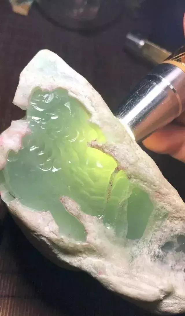 什么样的翡翠原石容易出极品高货,什么样的翡翠原石出冰种