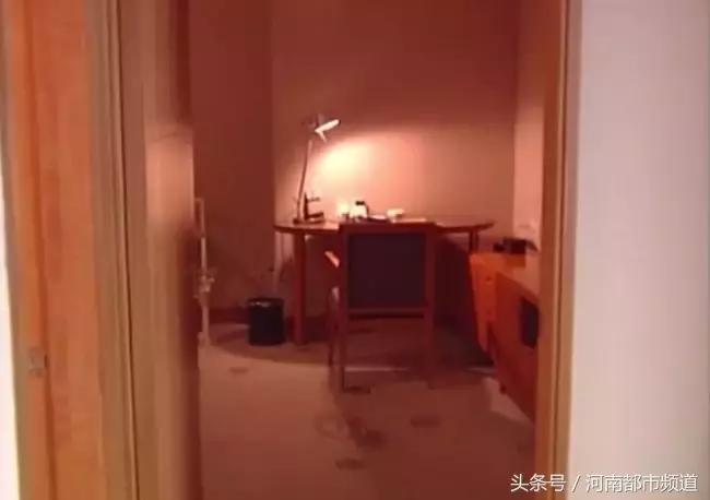 南京一情侣在宾馆里，男友1句话，女子随后举动太荒唐……