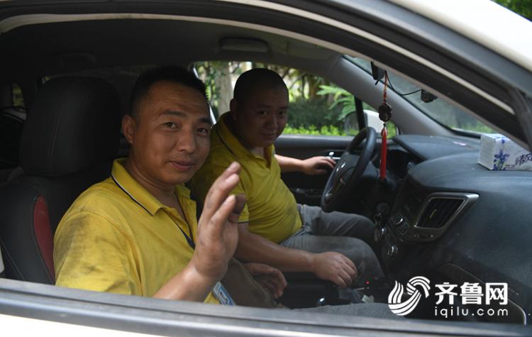 高温下的空调安装工用汗水送清凉,43度高温下安装空调