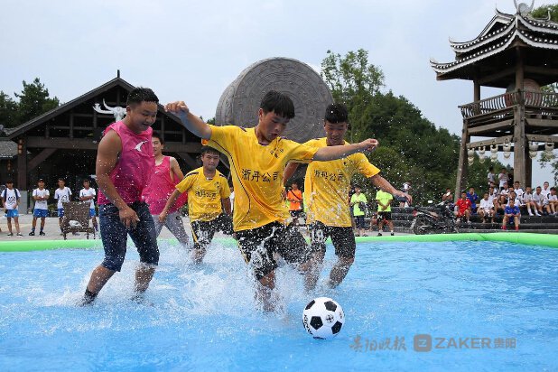 炎炎夏日户外游泳清凉一下,炎炎夏日水上冲浪带给你酷爽体验