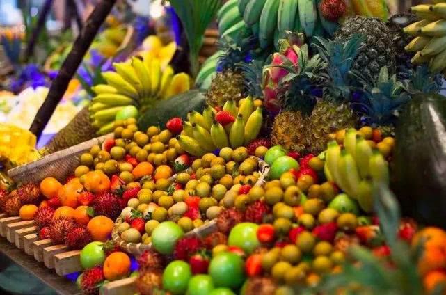 开着奥迪自驾的小姐姐,开着百万奥迪的小姐姐