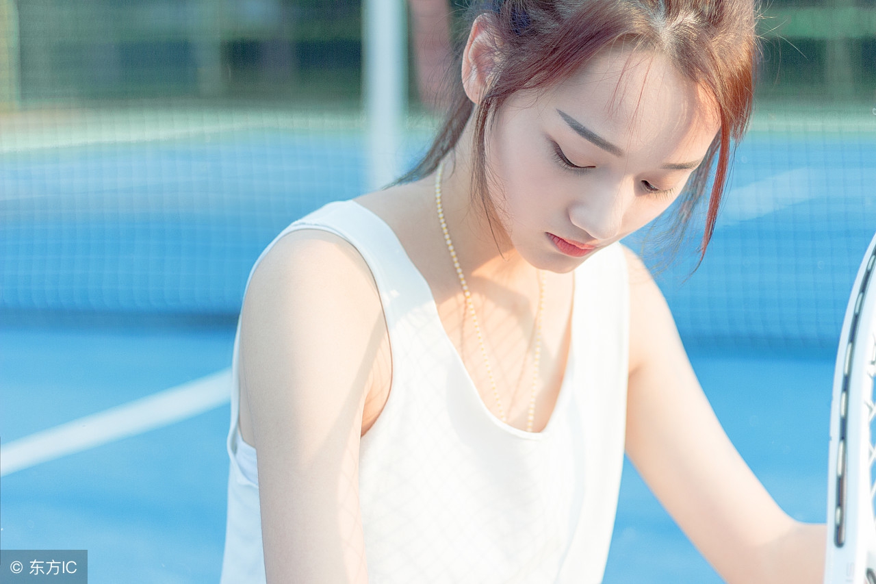 护士看着被鲜血染红的裤子:“不好,宋小姐动了胎气,出血了……”