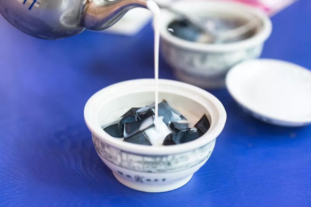 大暑节气食物烧仙草,烧仙草是夏天极受欢迎的消暑食物