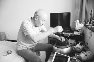 七旬老人义务修路30余年,一群老年人义务为村民修家电